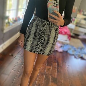 Princess Polly snakeskin skirt! Size small NEVER worn!